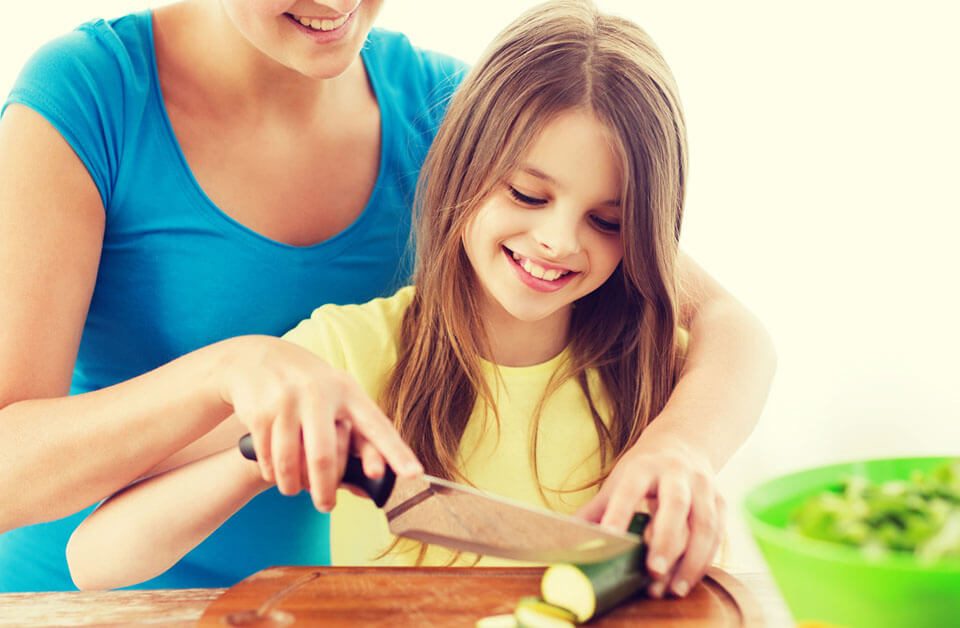 5 Alasan Untuk mulai mengajak anak memasak sejak kecil